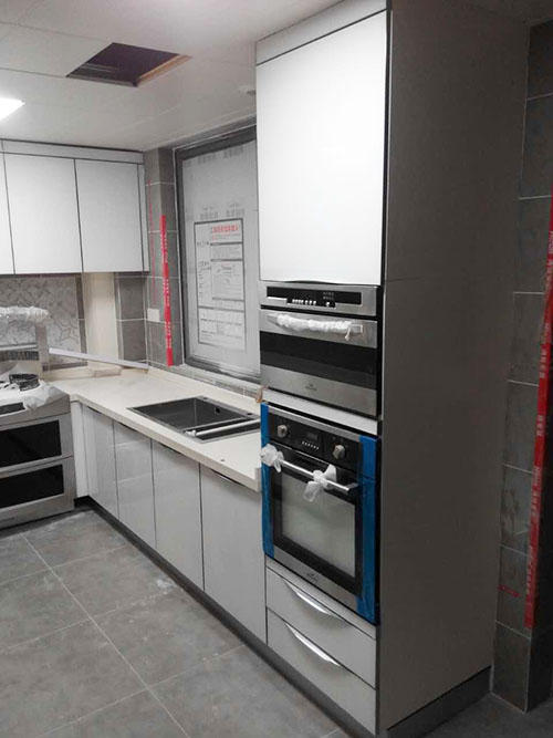 金屬質感的現代廚房——博林金谷彩晶櫥柜
