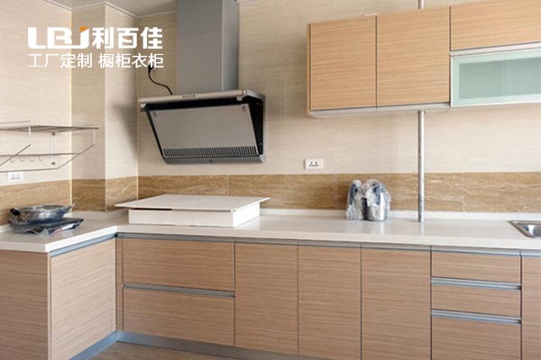 選擇整體櫥柜定制還是瓷磚打灶，關(guān)鍵看什么？