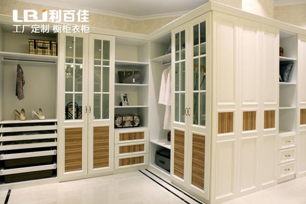 因為整體衣柜定制，愛上了整個臥室