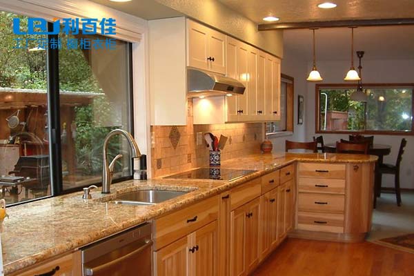 家里的實(shí)木整體櫥柜又潮了，利百佳教你怎么解決!